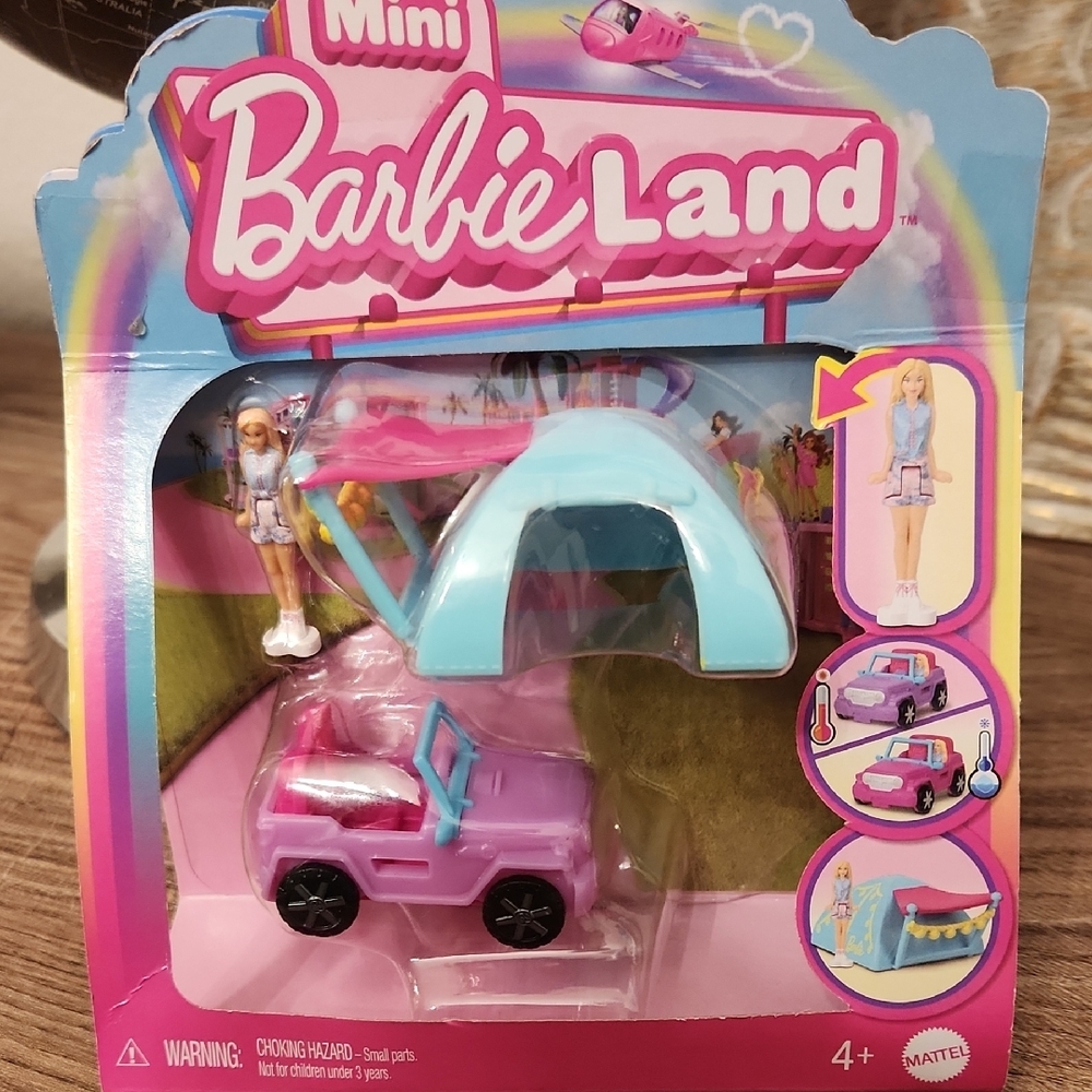 Barbie Mini Playset with Pink and Blue Accessories - Picture 2 of 10